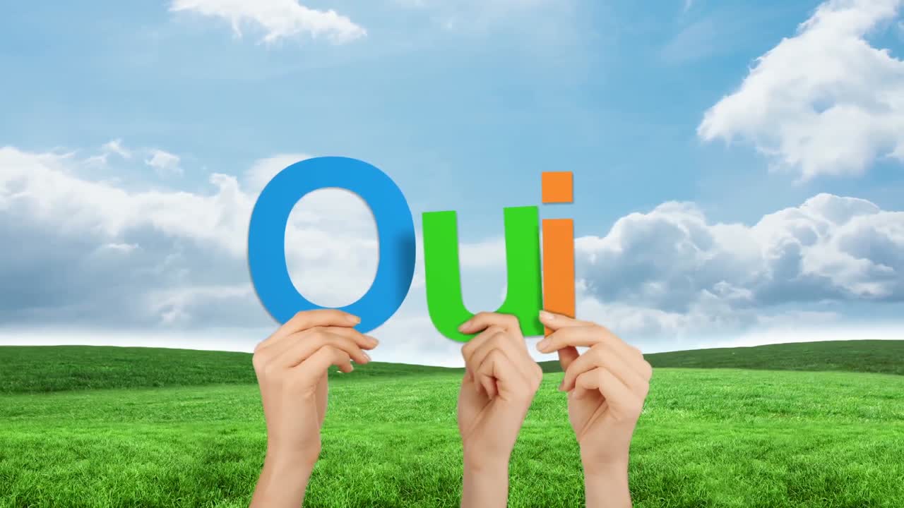 q, u, i 문자를 들고 있는 여자