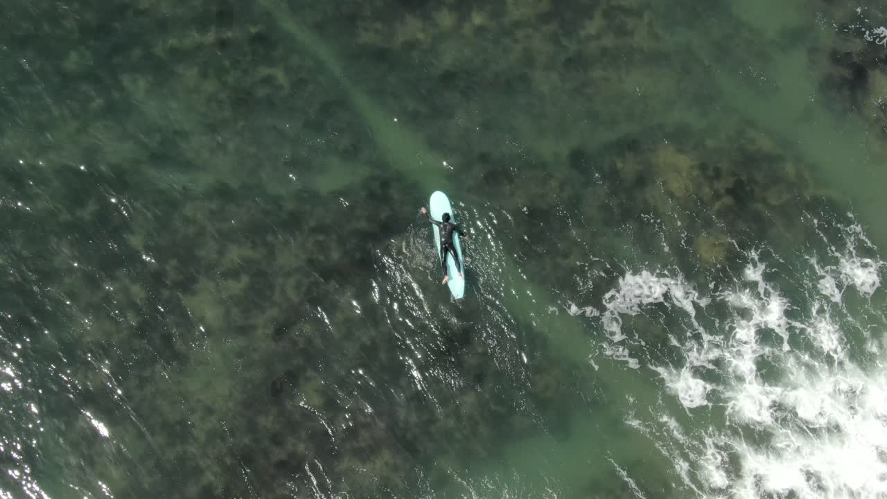 surfistas en el mar, kamakura, japón