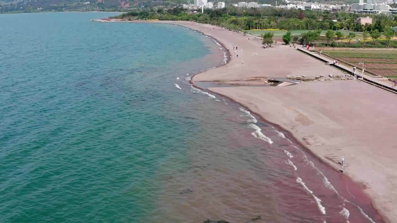 playa en el lago fuxian en yunnan, china.