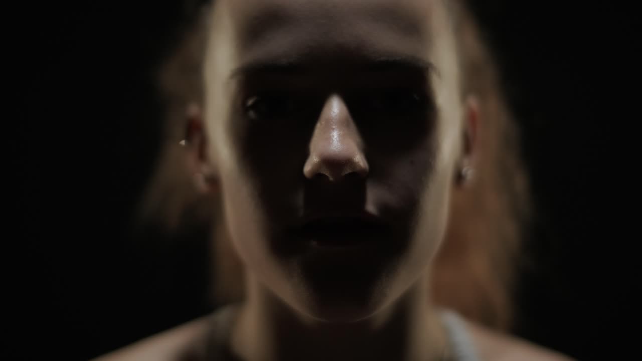 어두운 환경에서 여성의 얼굴의 클로즈업