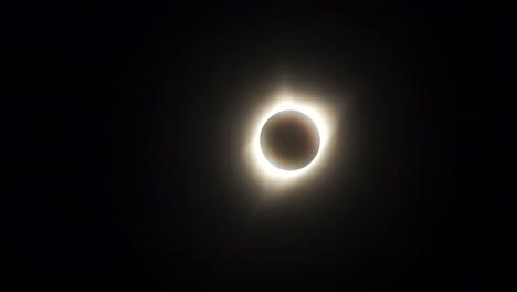 la corona solar viaja a través del cielo durante un eclipse solar total