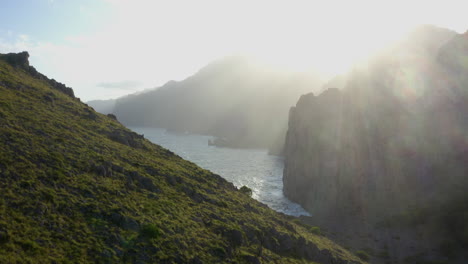 el dron del amanecer disparó sobre los acantilados de sa calobra, mallorca