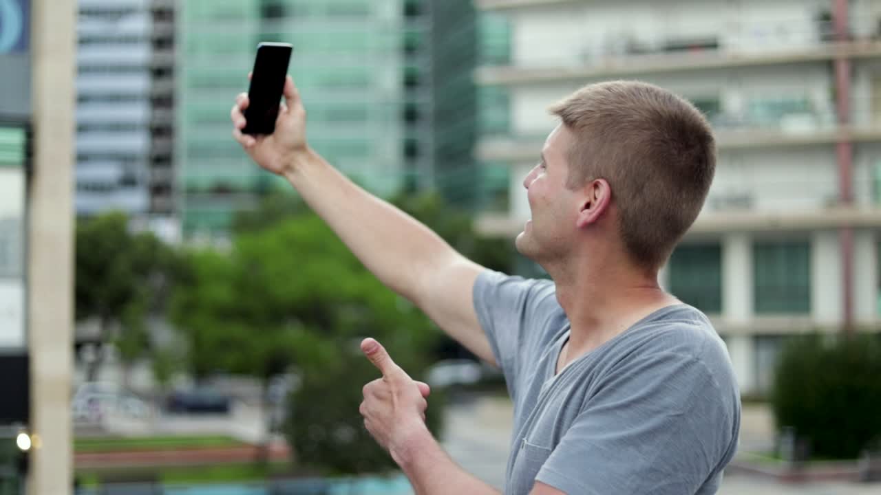 contenido hombre durante el chat de video al aire libre
