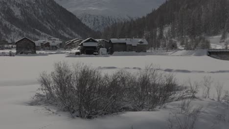 Impresionante-Vídeo-Con-Drones-De-Los-Alpes-De-Livigno:-Picos-Nevados,-Ciudad-Y-Pueblo-De-Montaña,-Ideal-Para-Anuncios-Turísticos-Y-De-Invierno-De-Alta-Calidad.