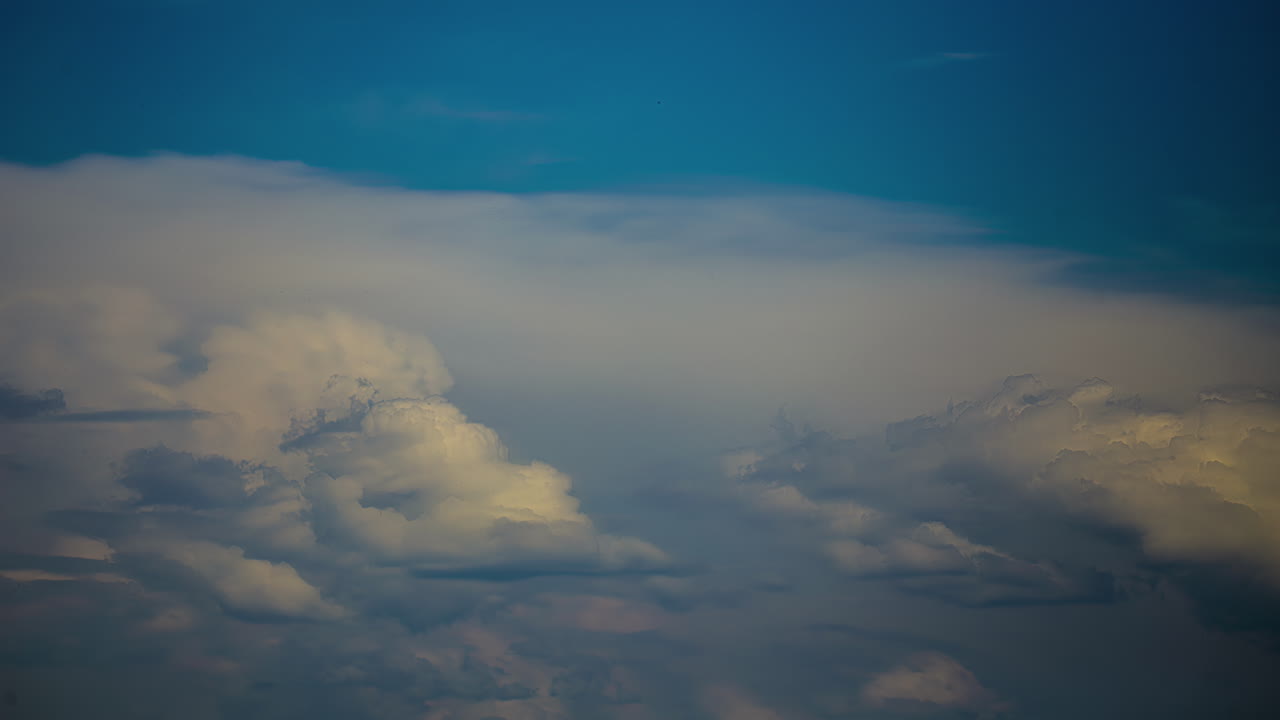 el lapso de tiempo de las nubes esponjosas rodando por un cielo azul