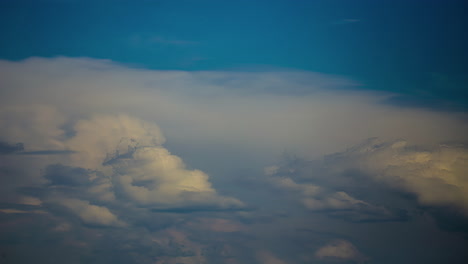 Zeitraffer-Von-Flauschigen-Wolken,-Die-An-Einem-Blauen-Himmel-Vorbeiziehen