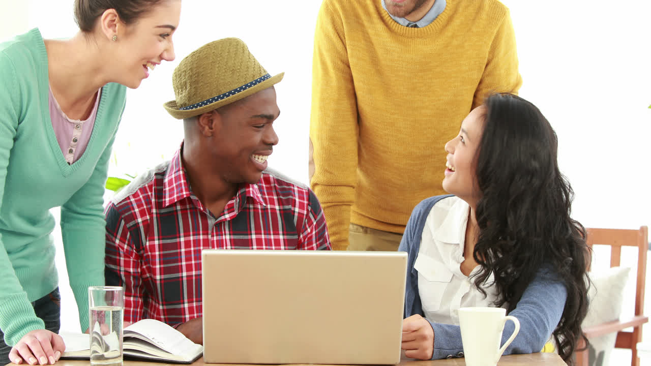 창의적인 비즈니스 팀이 회의를 하고 있습니다.