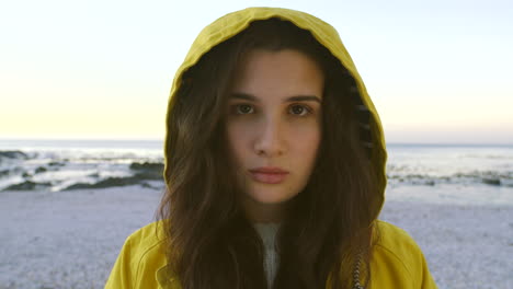 Una-Mujer-Seria-Y-Malhumorada-Parada-En-La-Playa