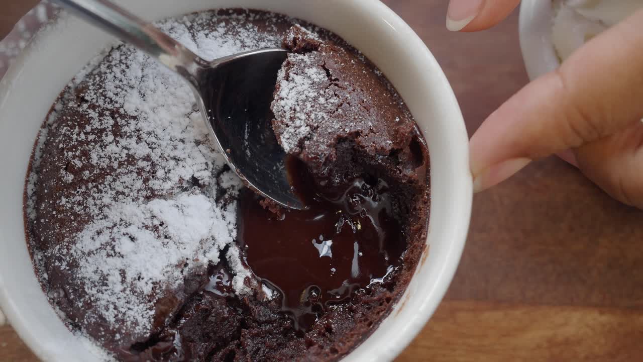 설탕 가루 를 넣은 초콜릿 라바 케이크 의 클로즈업