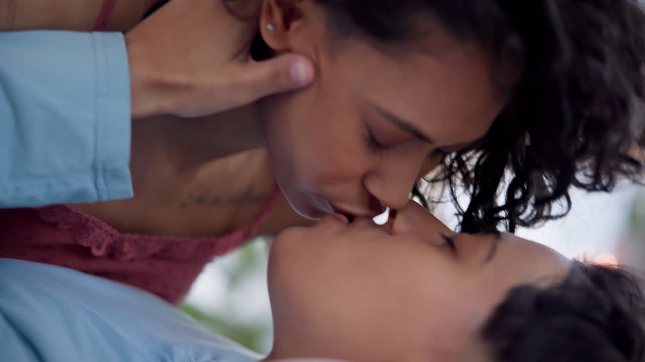 lgbtq, cara y beso de pareja homosexual