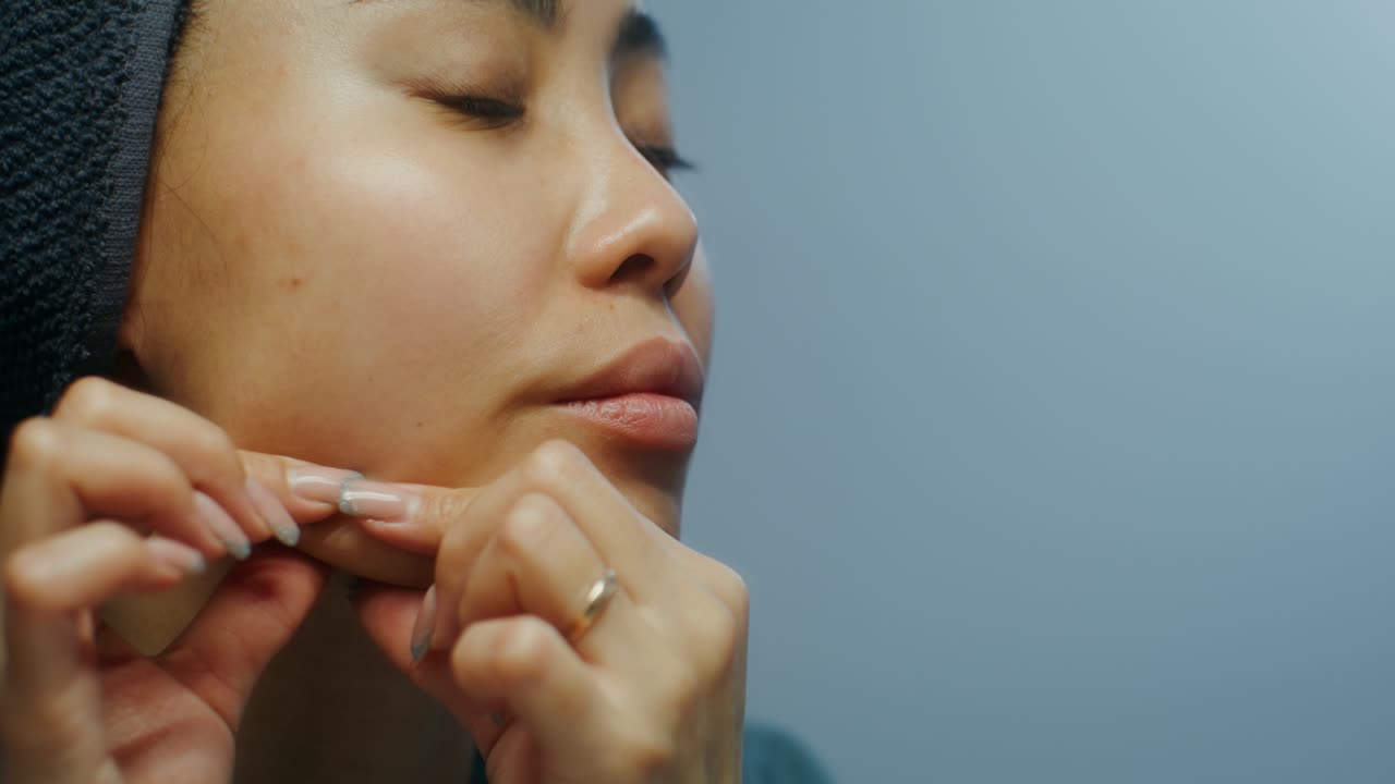 mujer aplicando tratamiento facial