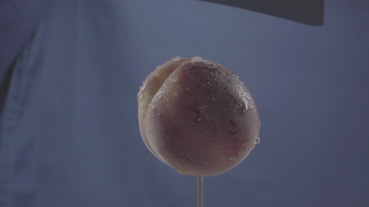 персик вращается с петлей на синем экране для хроматической клавиши