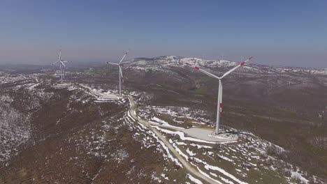 Viele-Windkraftanlagen-Auf-Einem-Berg