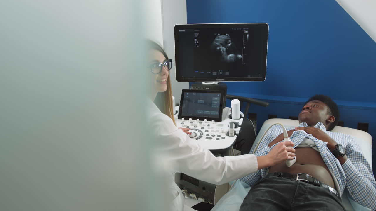 Medico che esegue un'ecografia su un paziente