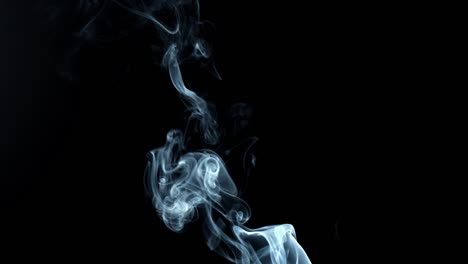 una franja de humo sobre un fondo negro que se mueve hacia arriba.