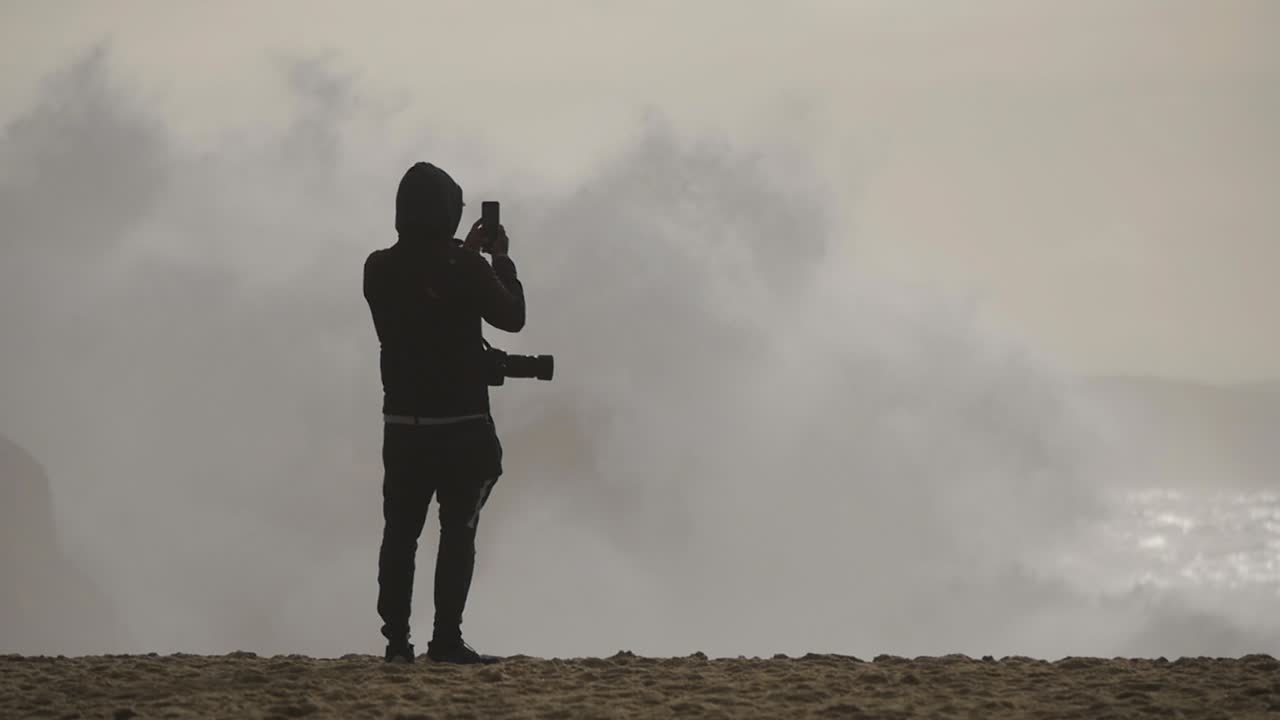 포르투갈 나자레의 해변에서 파도가 치는 슬로우 모션