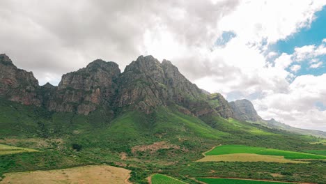 Entdecken-Sie-Die-Bezaubernden-Landschaften-Der-Südafrikanischen-Berge-In-Diesem-Hyperlapse-Filmmaterial,-In-Dem-Sich-Dynamische-Wolken-Und-Lebendiges-Grün-Zu-Einem-Wahrhaft-Faszinierenden-Visuellen-Erlebnis-Verbinden