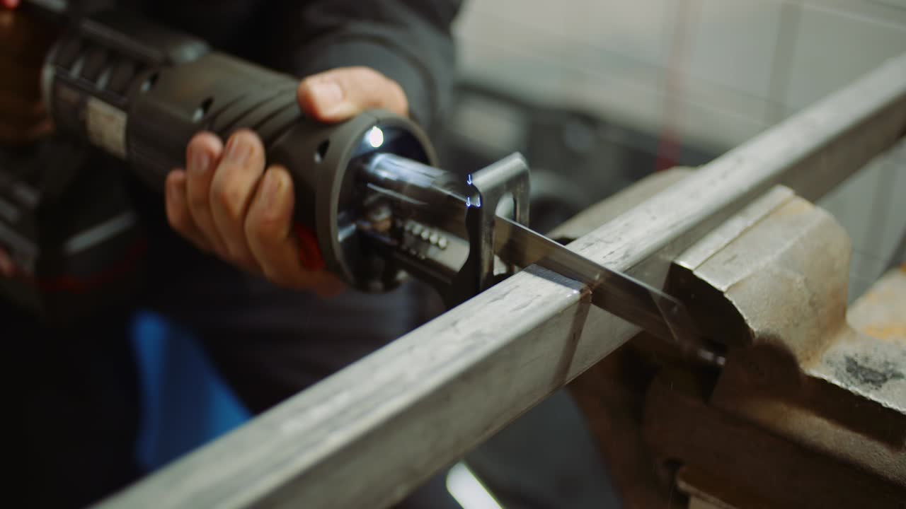 산업 노동자 금속 부품과 전기 자