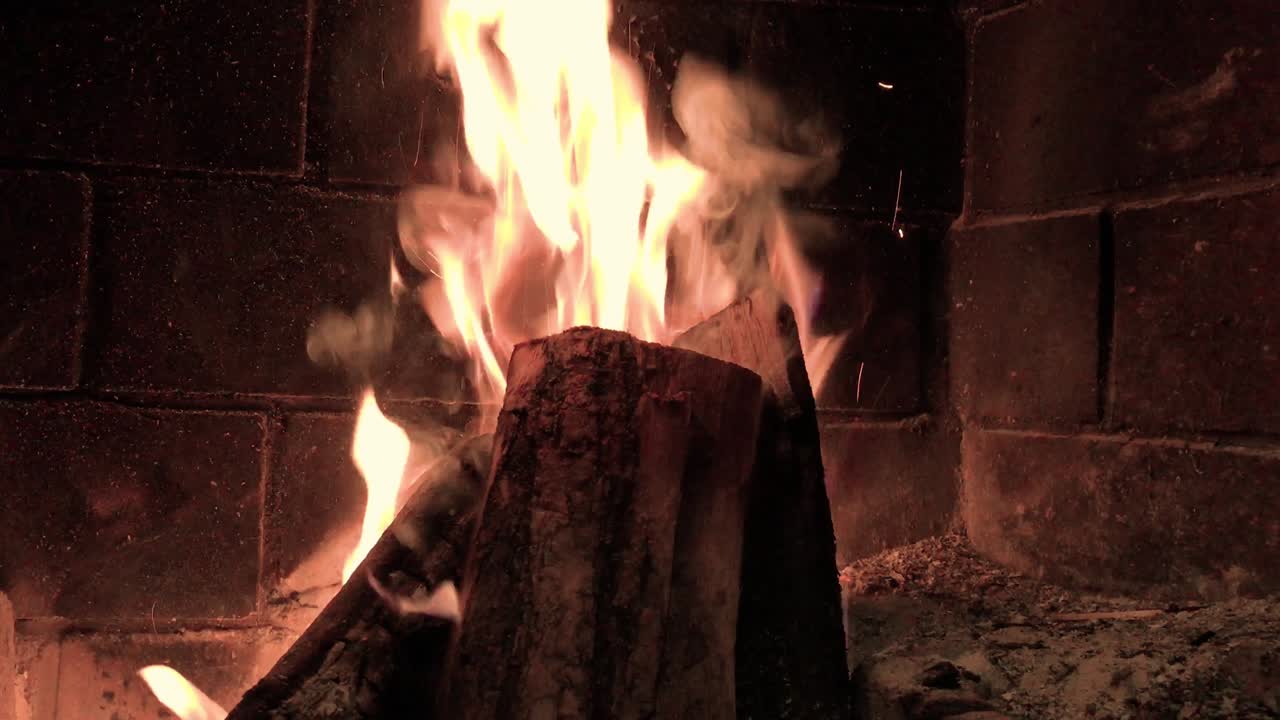 고대 걱거리는 벽난로 - loopable