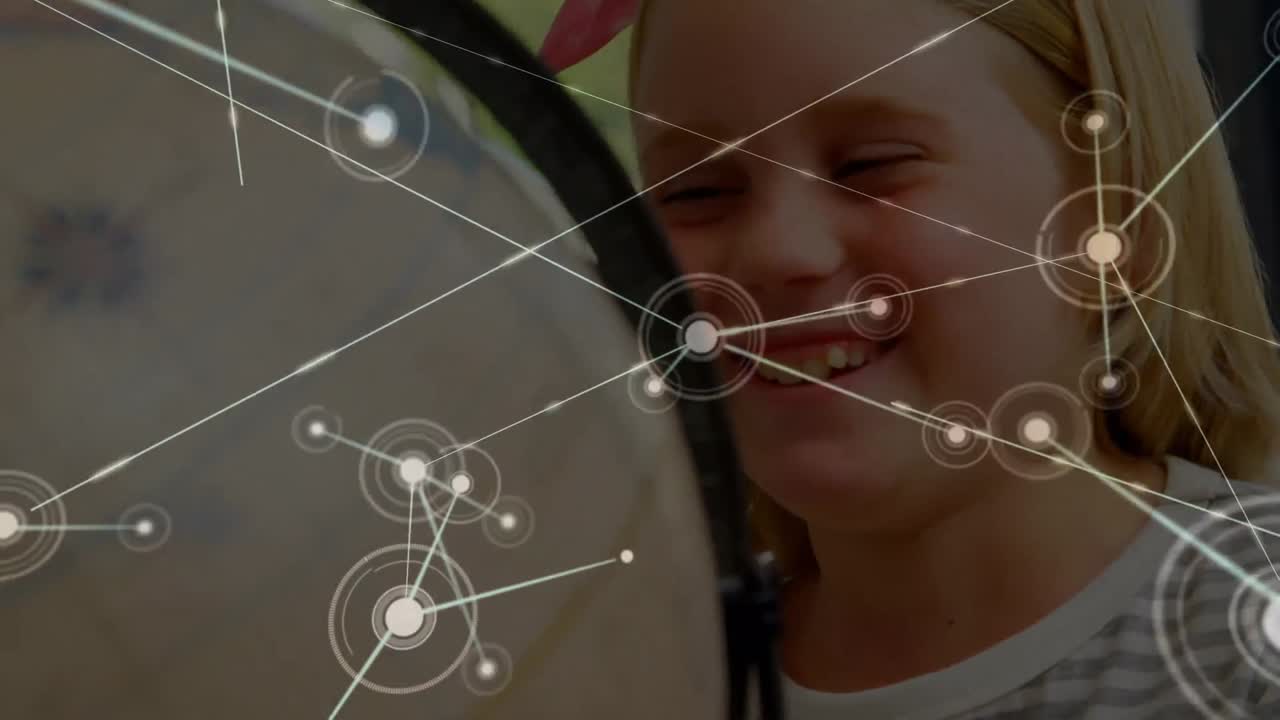 animación de la red de conexiones con iconos sobre una niña caucásica feliz con globo en la escuela