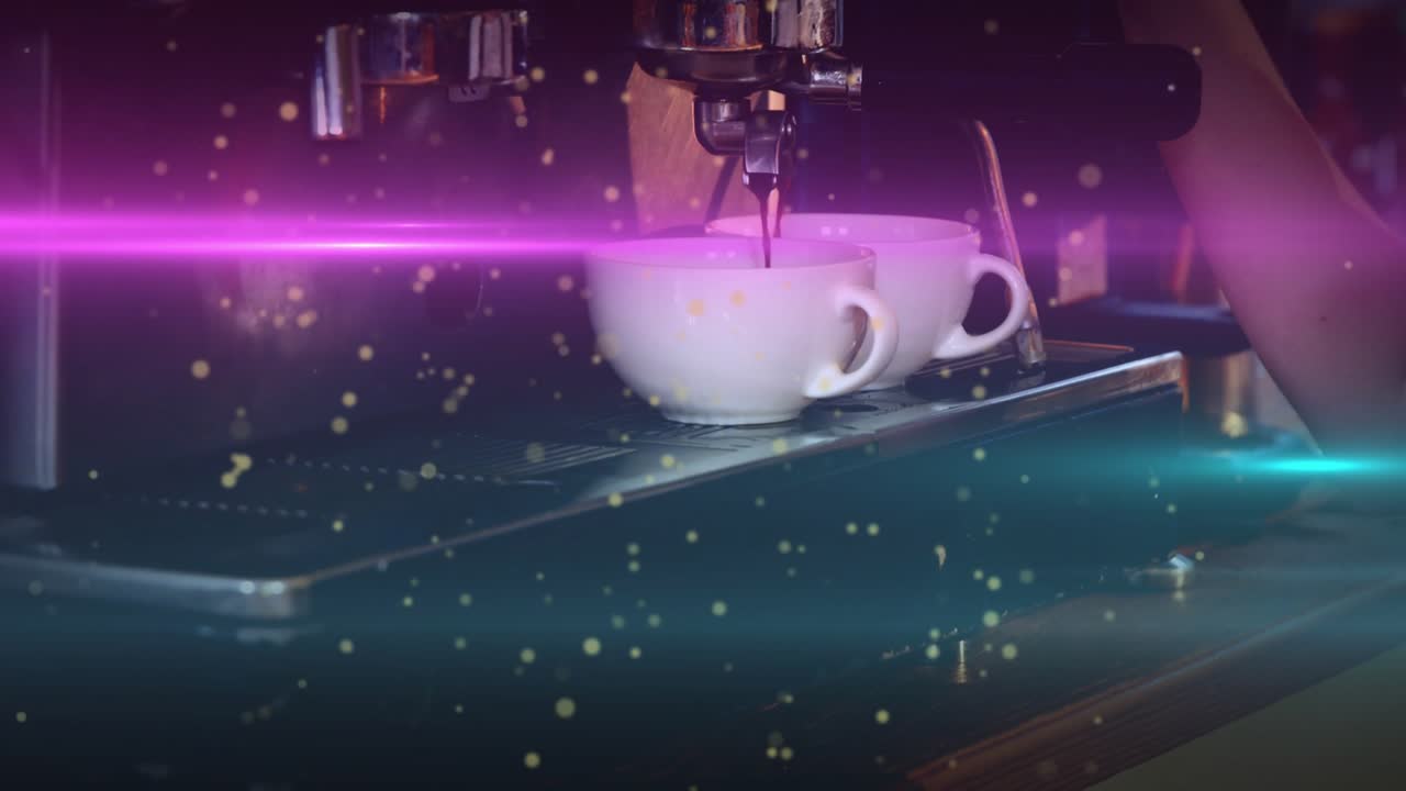 Un barista che aziona la leva ed estrae l’espresso in due tazze, creando la crema per preparare il caffè