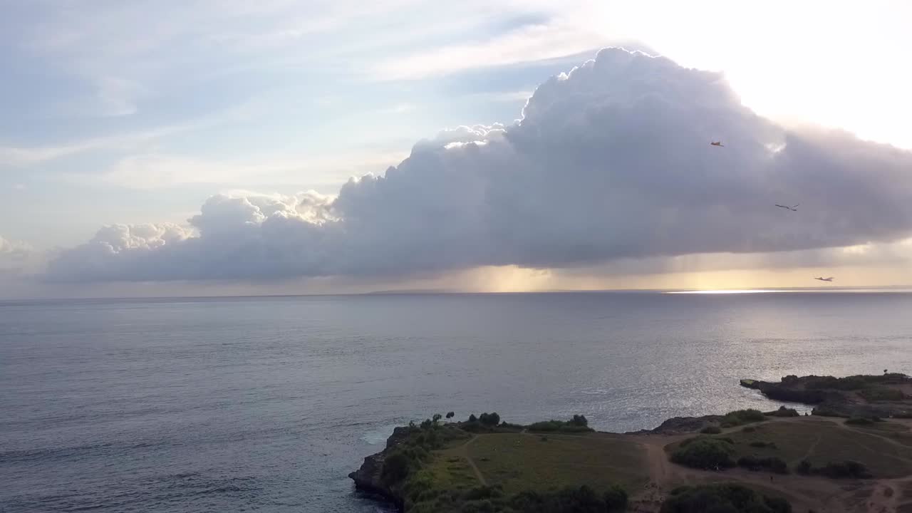 발리 2017년 골든아워 선셋에서 누사 렘봉간에서 마법의 구름과 연이 있는 목가적인 꿈의 해변의 놀라운 공중 전망 비행 파노라마 개요 드론 영상