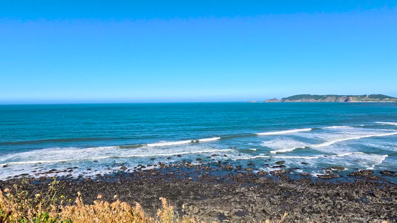 태평양의 흐름이 바위가 있는 해변에