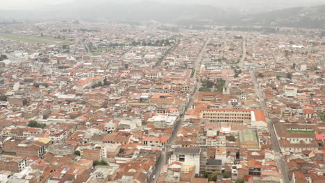 厄瓜多爾庫恩卡 (cuenca) 的空城,在covid-19大流行的封鎖期間,從無人機的角度看