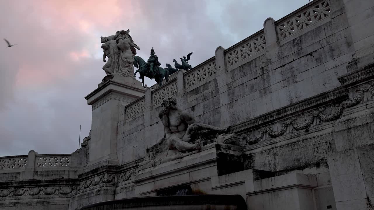 roma, italia terazza delle community quadrighe side sunrise