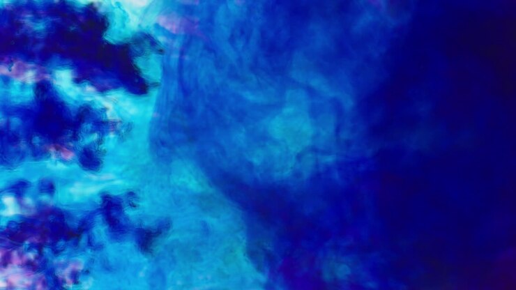 pintura o tinte púrpura y azul caído en el agua contra un fondo blanco para crear un fondo de humo colorido giratorio 5