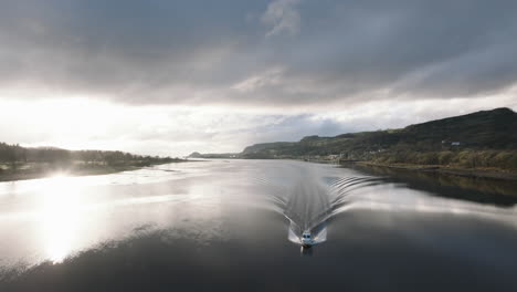 Erskine,-Escocia-Hermosa-Puesta-De-Sol-Sobre-El-Río-Descendiendo-Con-Lancha-Rápida-Pasando-A-Través-Del-Marco