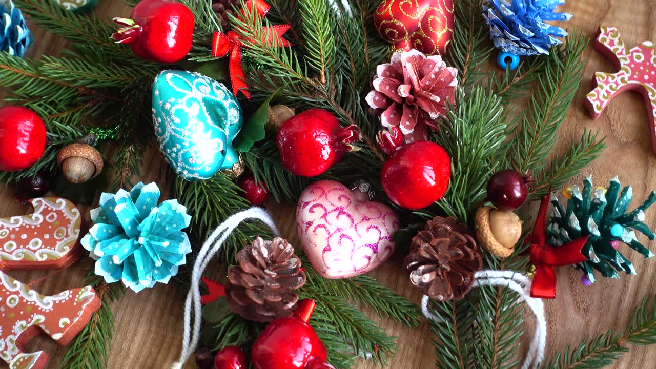 Juldekorationer med granris och färgglada julgranskulor på trä