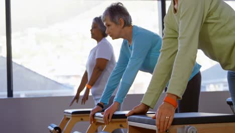 mujeres mayores realizando yoga 4k