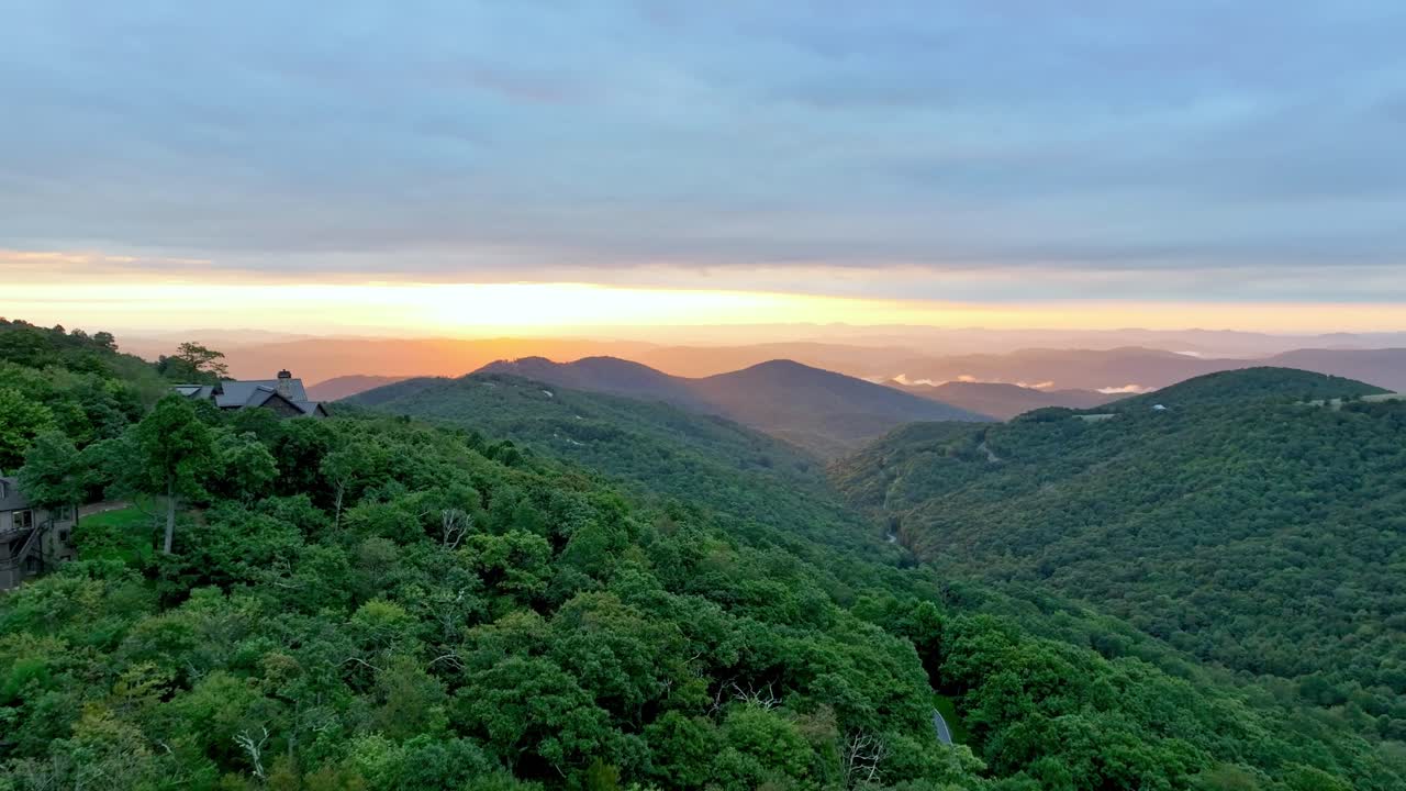 북캐롤라이나주 부인과 블로잉 록 근처의 해가 뜨는 시점에 전면에 있는 휴양주택