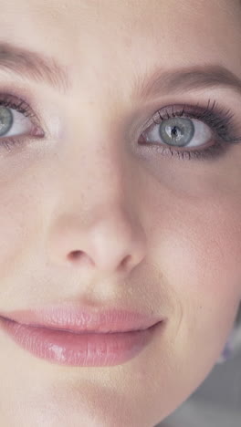 retrato en primer plano de una mujer con maquillaje