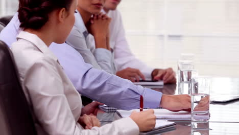 personas de negocios tomando notas durante una reunión