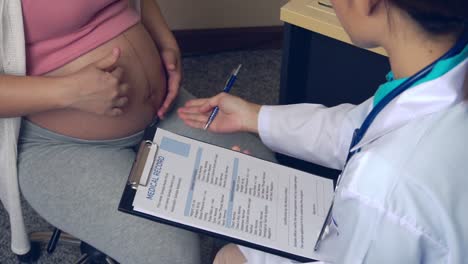 Mujer-Embarazada-Y-Médico-Ginecólogo-En-El-Hospital