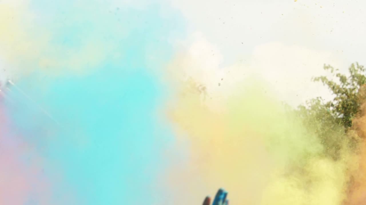 celebración de holi con polvo de colores