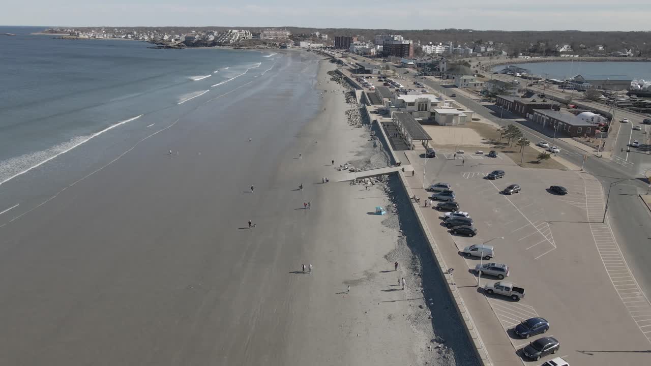 Jemný let dronu nad pláží Nantasket v malebném Hullu, MA, USA