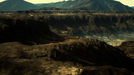 Fantastische-Alpine-Landschaft-Mit-Dunklen-Felsen