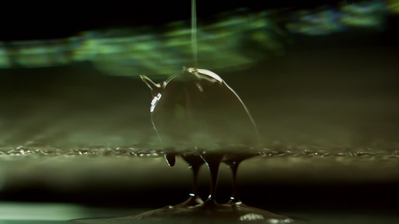 el chocolate se está vertiendo en una fresa