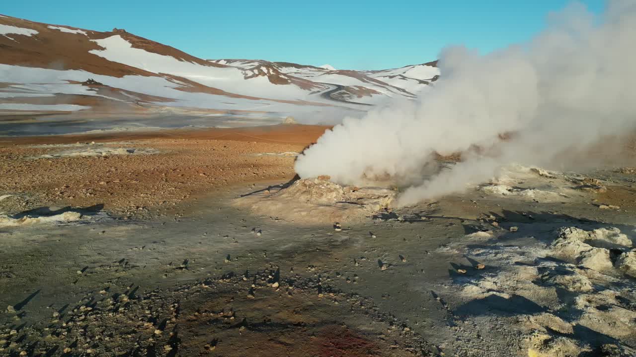 fotografía de avión no tripulado de los campos de vapor de hverir en islandia durante el invierno por la mañana