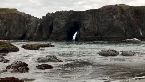 Meeresstapel-Oder-Inselchen-Mit-Höhle-In-Bandon,-Oregon