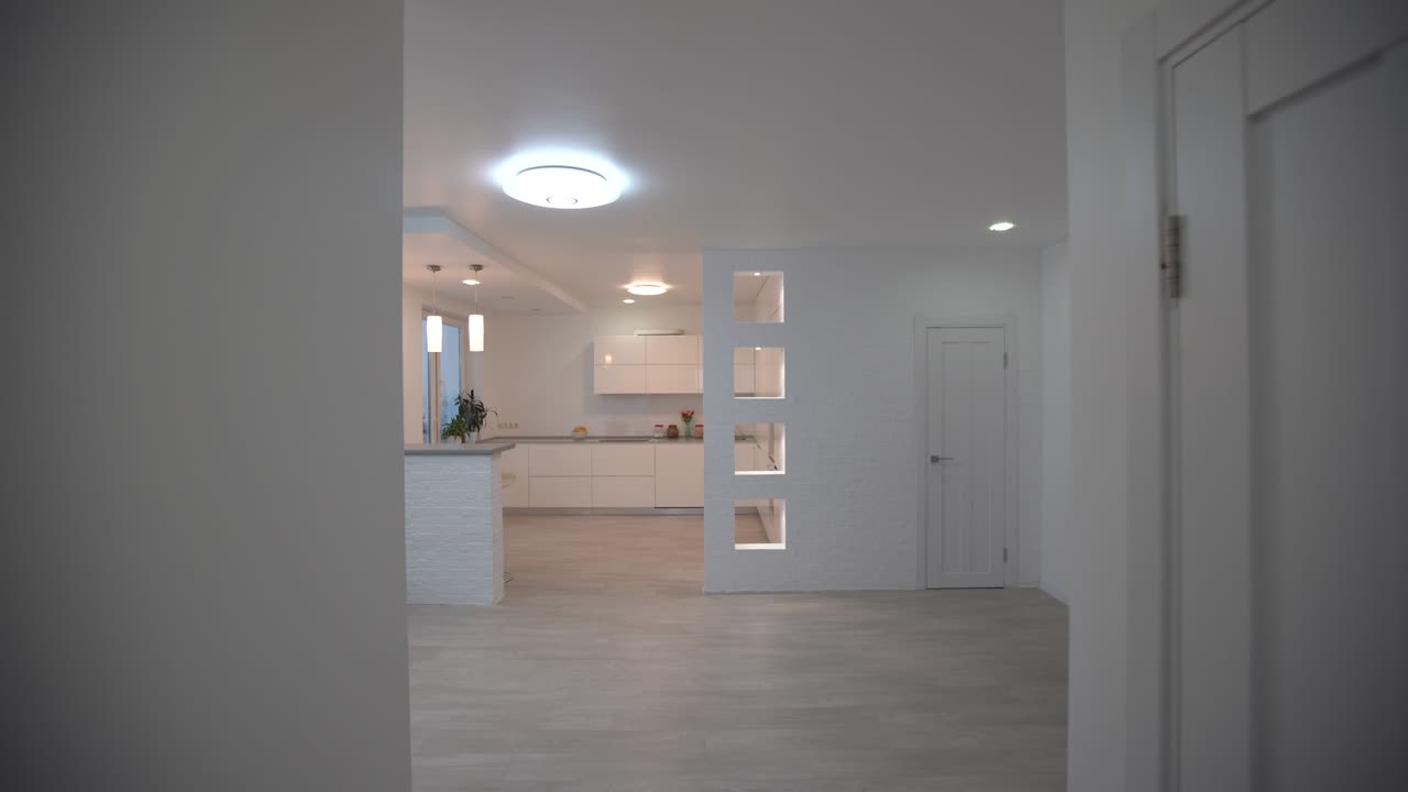 comedor y sala de estar de una casa nueva. gran sofá gris en una casa de vacaciones o villa de vacaciones. apartamento después de la renovación