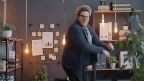 man celebrating or frustrated in the office