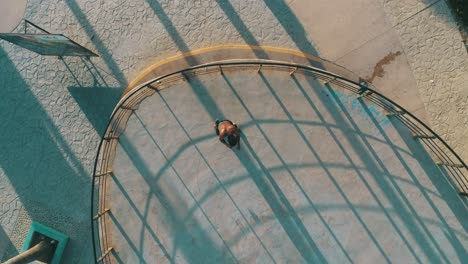 toma aérea de un boxeador entrenando en la playa de tijuana