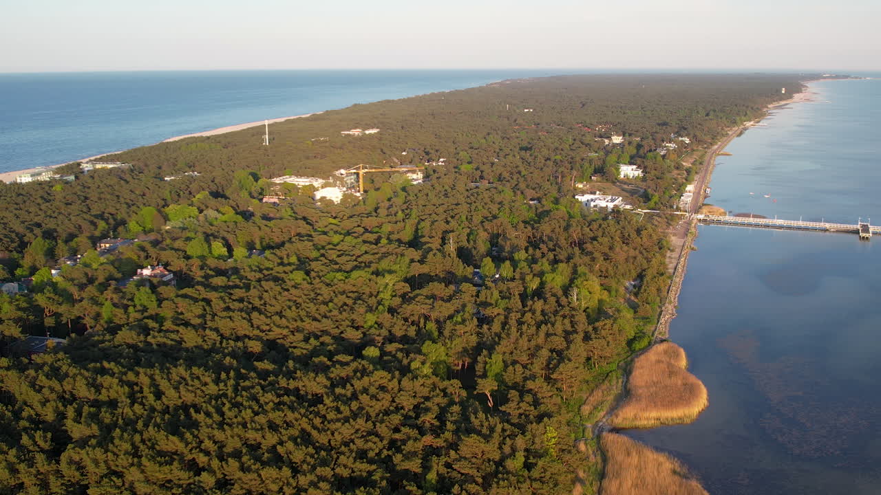 descenso lento aéreo revelando la bahía de la ciudad de jurata en la costa de la península de hel, polonia