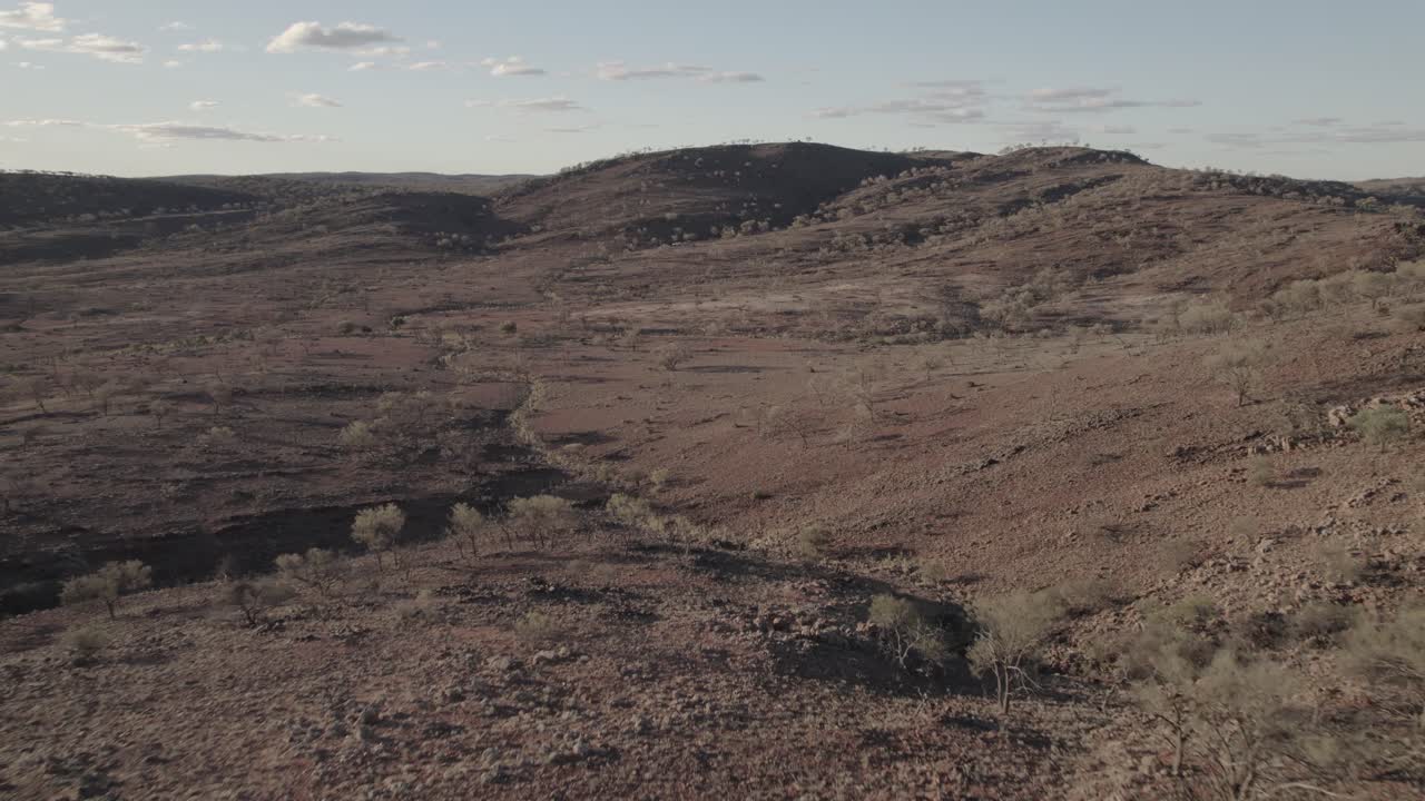 volando hacia un valle dentro de las hermosas cadenas de barreras que rodean broken hill, nueva gales del sur, australia