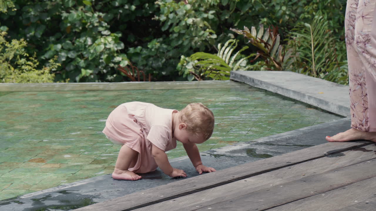 niño pequeño saliendo de un estanque artificial