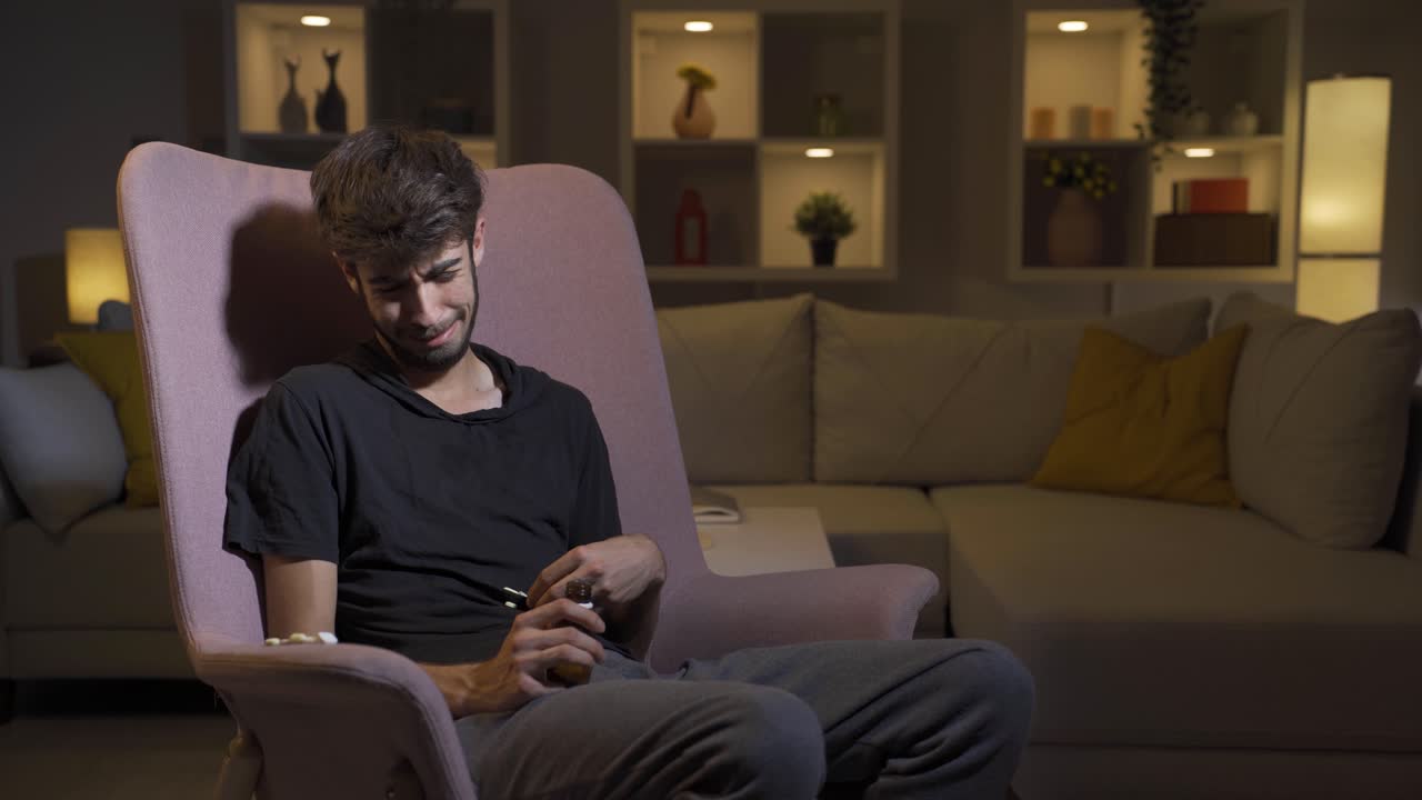 el hombre que toma las pastillas en la mesa con las manos temblando. suicidio.